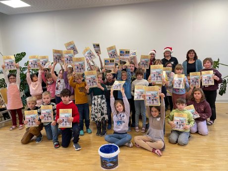 Schüler der Klassen 2a und 2b bei Übergabe der Fahrradfibeln_Petra Lulei.jpg