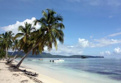 Ein Strandbild aus der Dominikanischen Republik, aufgenommen in Samaná