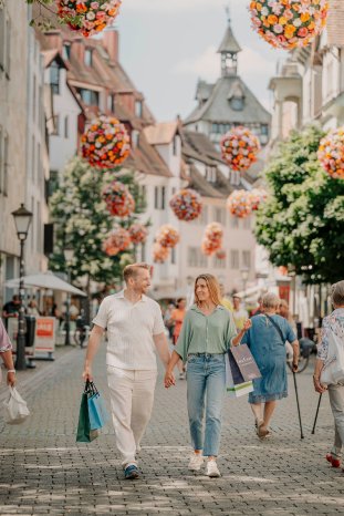 Konstanz-Altstadt-Hussenstrasse-Schnetztor-Flowerball-Einkaufen-Paar-06_Copyright_MTK-Leo-L.jpg