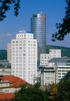 Ernst-Abbe-Hochhaus_Jena_Unternehmenssitz Jenoptik.jpg