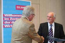 Kammerpräsident Walter Tschischka gratuliert Rudolf H. Vogel zur Silbernen Ehrennadel der Kammer