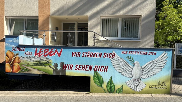 Gemälde_am_Verwaltungsgebäude_außen_Was_für_eine_Schule_wollen_wir_sein.jpg