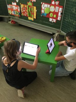 Deutsche Lebensbrücke Kinder lernen mit dem Tablet.jpg