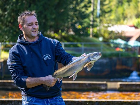 Enzklösterle_Forellenzucht Klaiber_Martin Klaiber mit Forelle_Dorfurlaub © Heimatlichter_Sc.jpg