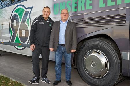 Busfahrer Carsten Wolf (links) und FB-Leiter Jürgen Tatje (rechts), Vergölst GmbH vor dem Mannschaftsbus von Hannover 96