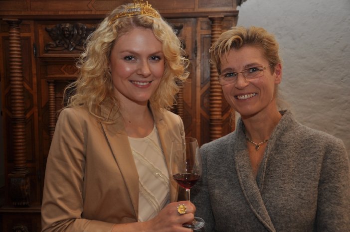 Pfälzische Weinkönigin Janina Huhn mit Goldschmiedin Annette Schleuning und der Krone an de.JPG