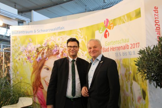 Minister Hauk und BM Mai am Stand © Gartenschau Bad Herrenalb 2017.jpg