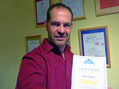 Nach Erfüllung der zweijährigen Mitgliedszeit im Verband und zehnwöchiger Bearbeitungszeit des Antrags wurde Oliver Drewes nun als "Anerkannter Heiler nach den Richtlinien des DGH e.V." beurkundet.