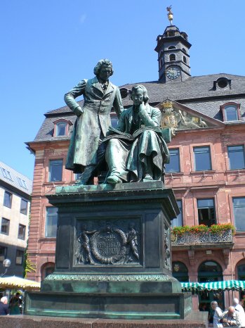 Hanau Brüder-Grimm-Denkmal M.Hoppe1.JPG