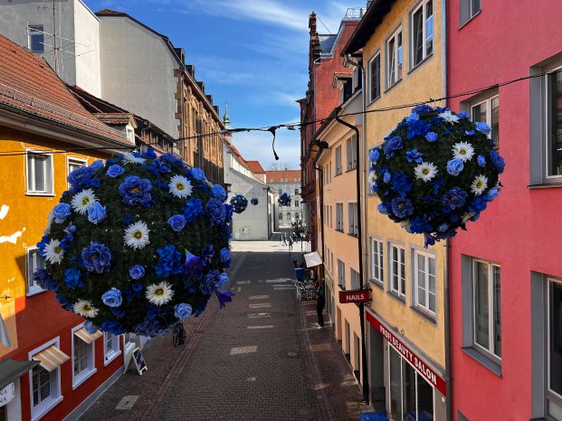 Konstanz-FlowerBalls-Neugasse-Blau_Copyright_MTK-Theresa-Arndt.JPG