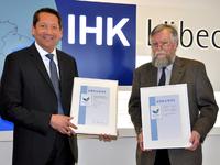 Lars Schöning, Hauptgeschäftsführer IHK Lübeck und Umweltmanagementbeauftragter der FH Lübeck, Dipl.-Ing. Norbert Endlich (rechts) mit der Urkunde / Foto: FH Lübeck