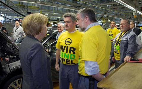 Angela Merkel im Gespräch mit Opel- Mitarbeitern. Die Bundeskanzlerin besuchte die Insignia-Produktion am Stammsitz des Automobilherstellers in Rüsselsheim.