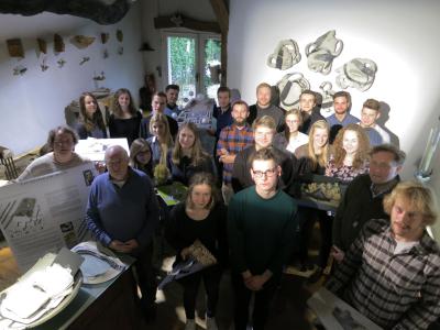21 Studierende der Landschaftsarchitektur präsentieren ihre Entwürfe für einen öffentlichen Garten für Remarque unter der Leitung von Prof. Dr. Jürgen Milchert (2. v.l.) in der Galeriescheune von Volker-Johannes Trieb (2. v.r.)