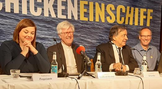 Teilnehmer der Pressekonferenz (v.l.n.r.) Katharina Fegebank (2. Bürgermeisterin Hamburg), Heinrich Bedford-Strohm (EKD Vorsitzender), Leoluca Orlando (Bürgermeister Palermo), Michael Schwickart (stv. Vorsitzender "Gemeinsam Retten e.V.")