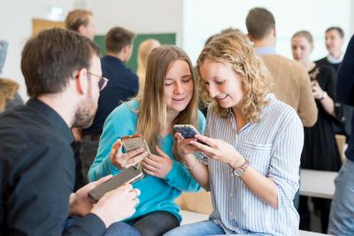 Einen spielerischen Zugang zur Volkswirtschaftstheorie ermöglicht die Software classEx, die an der Universität Passau erprobt und inzwischen für den Einsatz an Schulen weiterentwickelt wurde. Fotos: obx-news/Universität Passau
