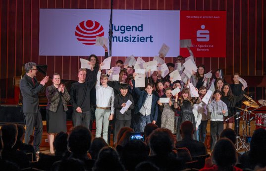 Sparkassen-Vorständin Dr. Sonja Kastin mit Preisträger_innen des Landes Bremen.jpg