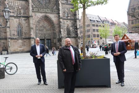 Foto (Jochen Henning, VGL Bayern) v.l.: Christian Vogel, Bürgermeister und Erster Werkleiter des Servicebetriebs Öffentlicher Raum (SÖR) der Stadt Nürnberg, Gerhard Zäh, Präsident des VGL Bayern, und Marcus König, Oberbürgermeister von Nürnberg, bei der Baumübergabe an die Frankenmetropole.