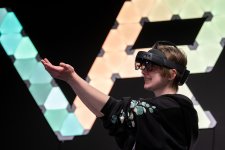 Moderne Medien gestaltet man im Studiengang Informationstechnologie und Design. Hier: Mit der 3D-Brille werden virtuelle Welten im Labor für immersive Medien erkundet