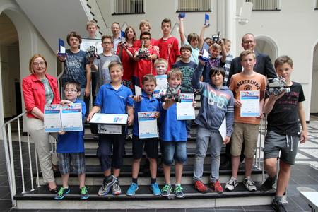 Glückliche Sieger: Die Gewinnerteams sind stolz auf ihre Pokale und Urkunden, die sie von Ingelore Hering, Abteilungsleiterin im Niedersächsischen Ministerium für Wirtschaft, Arbeit und Verkehr (links), sowie Ulf-Birger Franz, Wirtschaftsdezernent der Region Hannover (rechts) überreicht bekamen