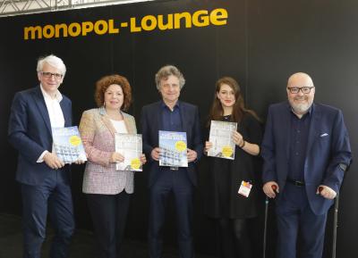 Präsentation des gemeinsamen Monopol Sonderheftes Karlsruhe / Baden-Baden im Rahmen der Preview der art KARLSRUHE. v.l.n.r.: Klaus Hoffmann (Geschäftsführer der KTG Karlsruhe Tourismus GmbH), Nora Waggershauser (Geschäftsführerin der Baden-Baden Kur & Tourismus GmbH, Dr. Frank Mentrup (Oberbürgermeister der Stadt Karlsruhe), Saskia Trebing (Autorin Monopol), Martin Wacker (Geschäftsführer der KME Karlsruhe Marketing und Event GmbH) (Foto: KME / Jürgen Rösner)