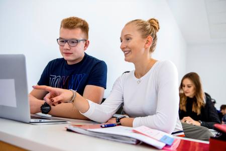 Die Hochschule Osnabrück hat in einem wettbewerblichen Verfahren des Ministeriums für Wissenschaft und Kultur (MWK) sechs Projekte mit einer Fördersumme von insgesamt knapp 250.000 Euro für das Studienjahr 2019/20 gewonnen. Dabei werden unter anderem verschiedene Formate des e-Learnings ausprobiert