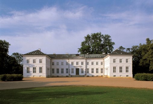 Schloss_Hofansicht_Foto_Stiftung_Neuhardenberg_Toma_Babovic.jpg