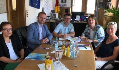 Stellen im Gespräch mit Bürgermeister Andreas Fey (Mitte) die Arbeit der Volkshochschule des Vogelsbergkreises vor: Erster Kreisbeigeordneter Dr. Jens Mischak (Zweiter von links), vhs-Leiterin Monika Schenker (Zweite von rechts), die stellvertretende vhs-Leiterin Karin Gröger (links) sowie Angela Schäfer als neue vhs-Zweigstellenleiterin in Kirtorf (rechts)