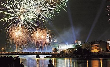 Blick auf die Altstadt Krakaus mit Feuerwerk Homepage.jpg