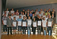 Die erfolgreichen Absolventen der Weiterbildungskurse stellten sich im Anschluss an die Feierstunde zusammen mit Vertretern der Kammer dem Fotografen: Vizepräsident Alois Jöst (2. Reihe, rechts außen), Ehrenvizepräsident Gerhard Höfler (3. Reihe, 2.v.re., leicht verdeckt), Hauptgeschäftsführer Dieter Müller (letzte Reihe, 2.v.re.), Geschäftsführer  Hans-Fred Herwehe (3. Reihe, rechts außen) und Bildungskoordinator Bernd Zürker (letzte Reihe, rechts außen)