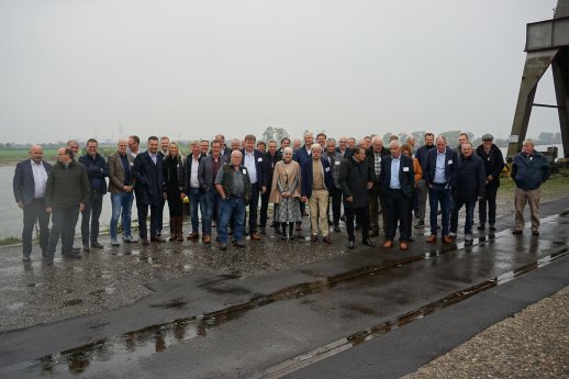 Gruppenfoto am Krefelder Hafenkopf mit Hafenchef Patrick A. Wisotzky (7 v. links) und Dr. Simon.JPG