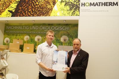 Henrik Ratzow von Homatherm nimmt stellvertretend die Mitgliedsurkunde für den Verband Holzfaser Dämmstoffe entgegen