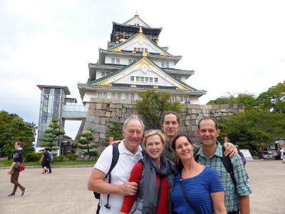 Oliver Drewes mit einem Teil der Reisegruppe vor einem Palast in Ōsaka.