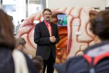 Prof. Dr. med. Peter Flachenecker informiert Passanten im Stuttgarter Hauptbahnhof an einem überdimensionalen Gehirnmodell über Multiple Sklerose