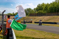 Sportwarte feiern den Sieger des Vorjahres