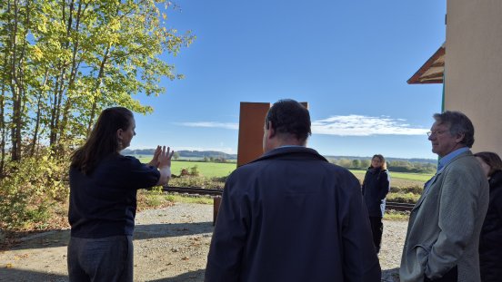 Führung am Denkmal fuer Verfolgte des NS Regimes in Fellheim_Foto_Nadja_Hendriks.jpg