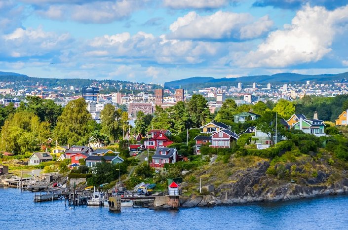 Oslo Blick vom Fjord auf Stadt - web.jpg