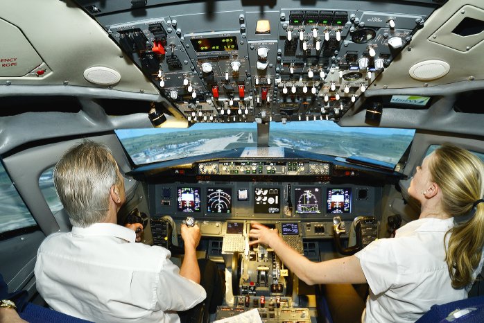 Flugsimulator Stuttgart - Richard Briem und  Pilotin Lena B. im Cockpit der simInn.jpg