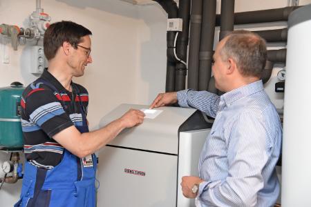 Auch SHK-Installateure setzen auf moderne Heiztechnik in den eigenen vier Wänden: Hier wurde der bestehende Gaskessel durch eine Erdreich-Wärmepumpe WPF 16 von STIEBEL ELTRON ersetzt