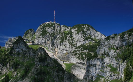 Wendelstein Zahnradbahn hohe Mauer mit Gipfelansicht_Foto C. Hinz.jpg