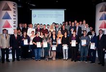 Die ausgezeichneten Kammersiegerinnen und Kammersieger stellten sich zusammen mit Kammerpräsident Walter Tschischka (erste Reihe, 2.v.li) und den beiden Vizepräsidenten Alois Jöst (erste Reihe, rechts außen) und Martin Sättele (erste Reihe, links aussen) zu einem Gruppenfoto im Studio A zusammen