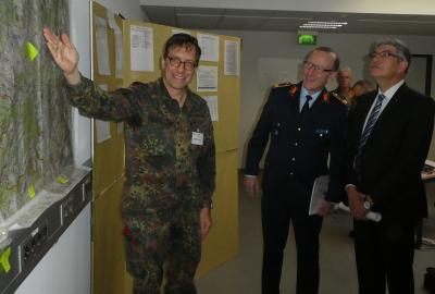Stabsübung der Kreis-Gefahrenabwehr gemeinsam mit der Bundeswehr in Lauterbach – unser Foto zeigt von links: Oberstleutnant der Reserve Dr. Stefan Serguhn, Brigadegeneral Olaf von Roeder (Kommandeur des Landeskommandos Hessen) und Landrat Manfred Görig (Foto: Michael Jahnel, Amt für Gefahrenabwehr)