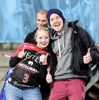 Die Fans des HC Erlangen freuen sich über das 24:23 gegen Leipzig (Foto: HJKrieg, Erlangen)