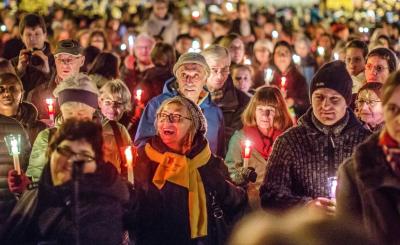 (Foto: A. Seebeck, Erlangen) - Erlangen: Großer Kerzenmarsch zum Schlossplatz mit Kundgebung