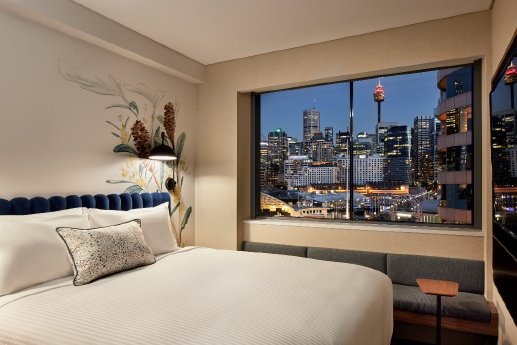 Florale Murals an den Wänden und Blick auf die Skyline von Sydney.jpg