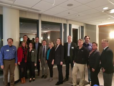 Gruppenfoto das Organisationsteam und die Vertreterinnen und Vertreter auf dem Podium