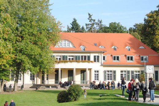 Haupthaus mit Schülern.jpg