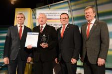 Aus der Hand von Präsident Alois Jöst (links), und den beiden Vizepräsidenten Martin Sättele (rechts) und Klaus Hofmann (2. v. rechts) erhielt Wolfgang Scherz (2. v. links) die Ausbildungs-Stele 2016 von der Handwerkskammer Mannheim Rhein-Neckar-Odenwald für hervorragende Ausbildungsleistungen / Foto: Thomas Rittelmann, Mannheim