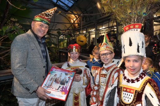 Christopher Landsberg mit dem Kinderdreigestirn.jpg