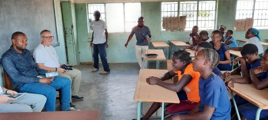 Jahn Fischer beim Besuch einer Schule in Sambia.jpg