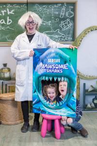Kinder erkunden das Hai-Maul